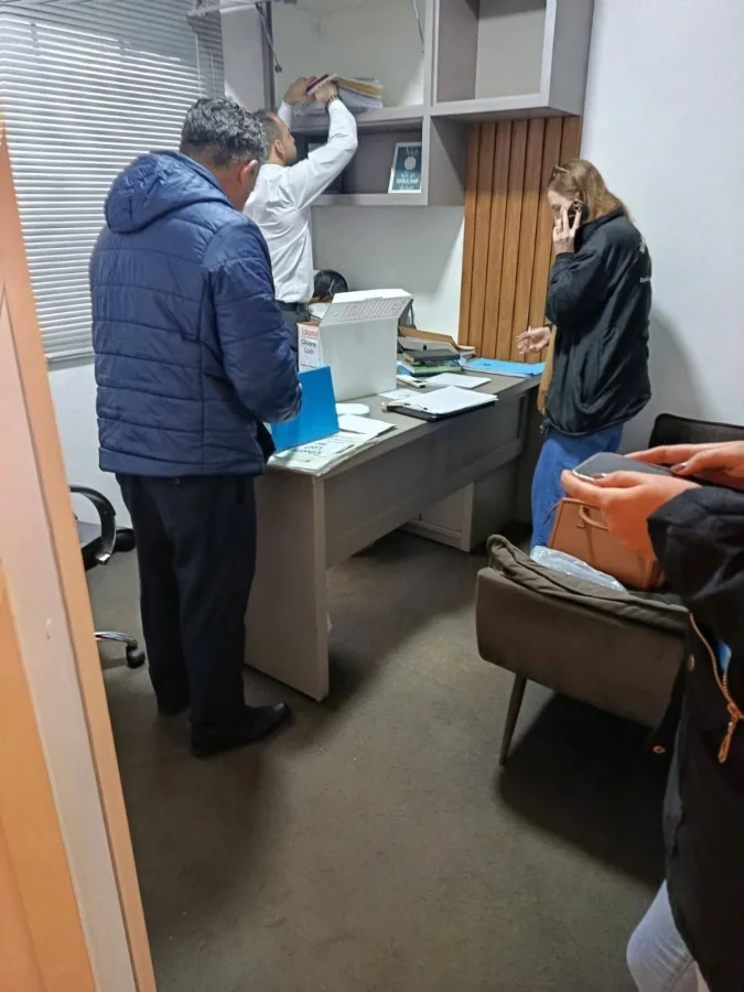 🚨 Allanan clínica de “psicoterapia y bienestar” en Santa Rita y fiscalía incauta equipos y documentos.