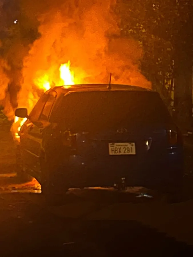 AUTO QUEDA EN LLAMAS Y TERMINA REDUCIDO A CHATARRA EN EL KM 6