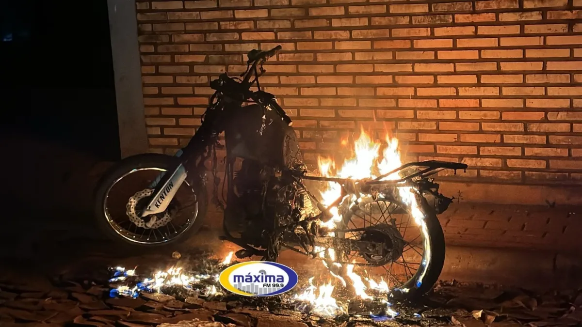 MOTOCICLETA AMANECIO QUEMADA FRENTE AL CEMENTERIO
